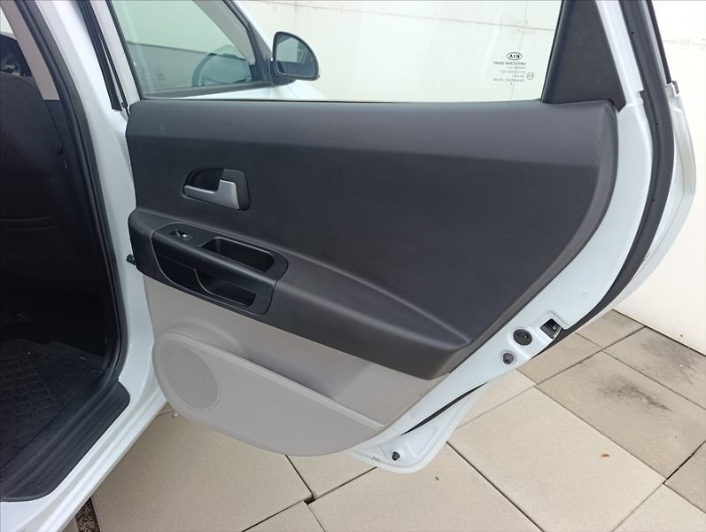 Kia Ceed 1,6 CVVT Aut. klimatizace ČR - fotka 21 z 28