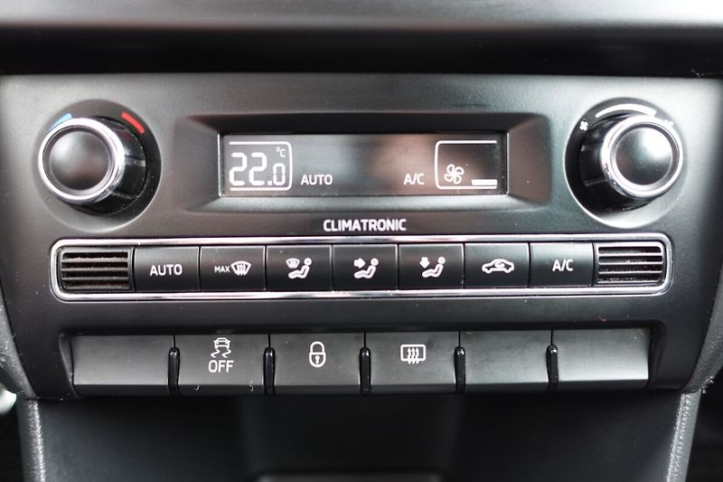 Škoda Rapid 1.6 TDI CR 66kW Ambition Fresh - fotka 19 z 24