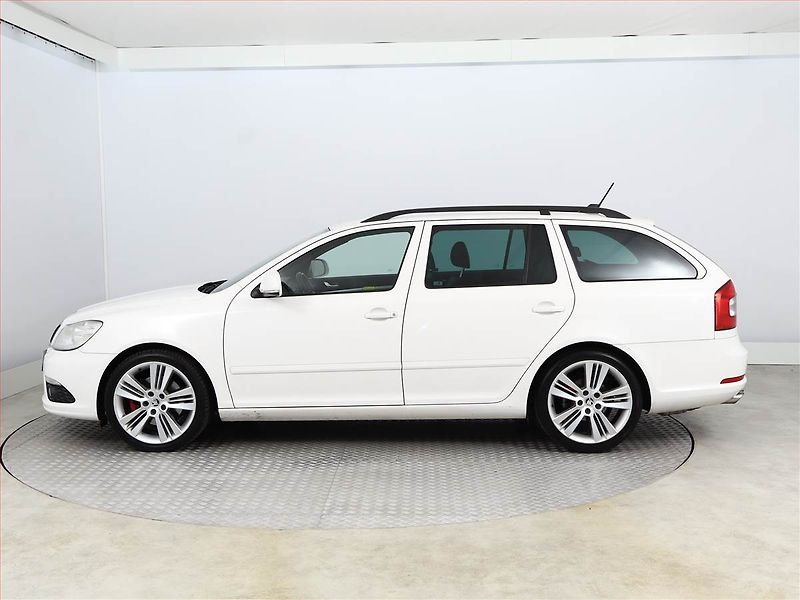 Škoda Octavia (2010) RS 2.0 TSI, Navi, Xenony - fotka 3 z 16