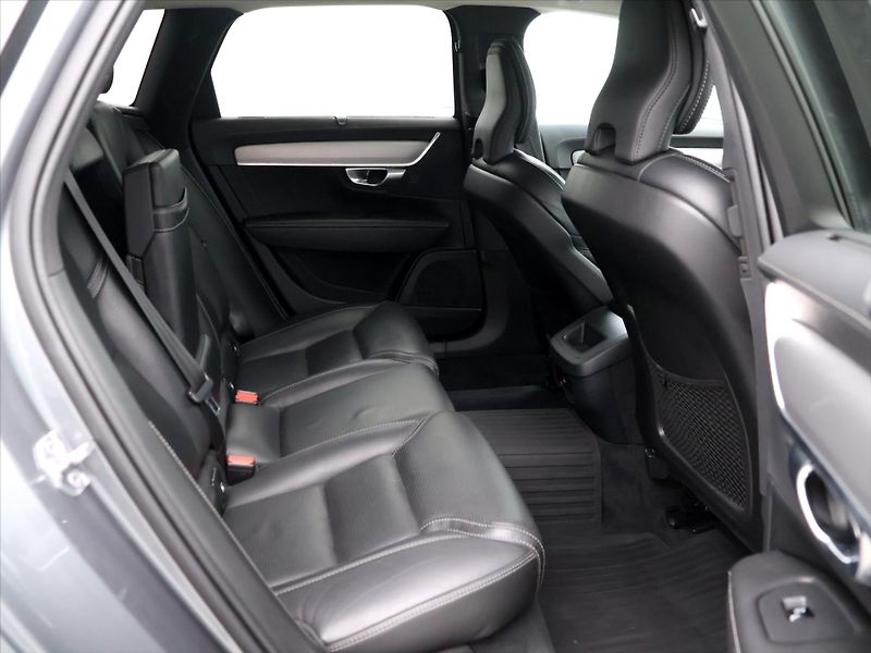 Volvo V90 2,0 D3 Drive-E Momentum Auto - fotka 14 z 38