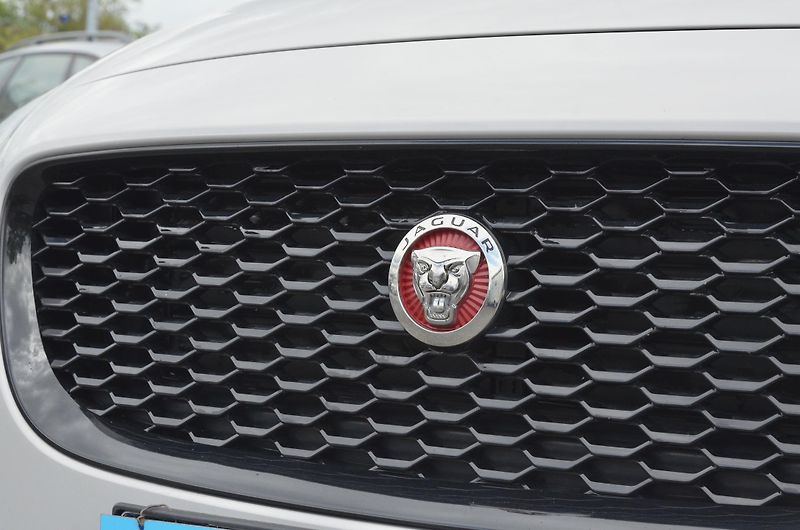 Jaguar E-Pace (2018) 2.0 D 132kW S AWD AT 1.MAJITEL - fotka 8 z 43