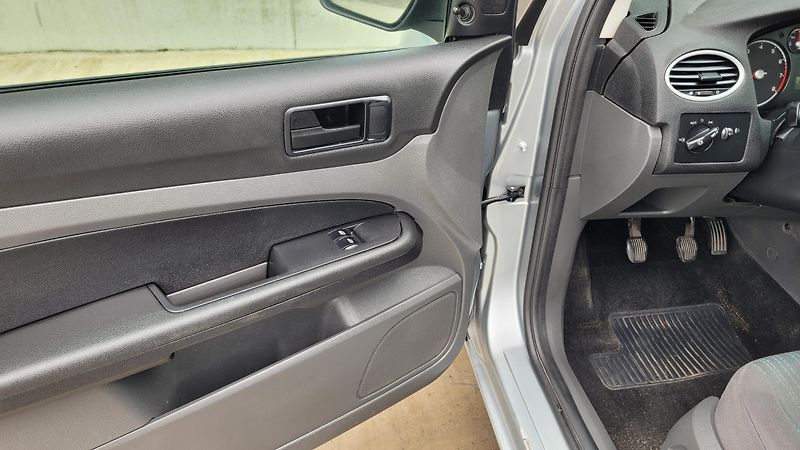 Ford Focus (2005) 1,4i 16v - fotka 16 z 19