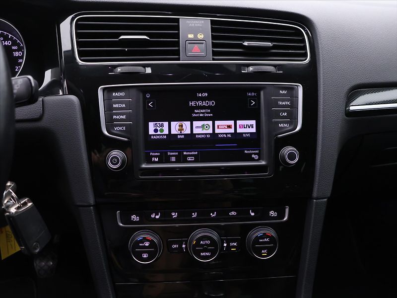 Volkswagen Golf 1,4 TSI 110kW Highline Navi - fotka 21 z 34