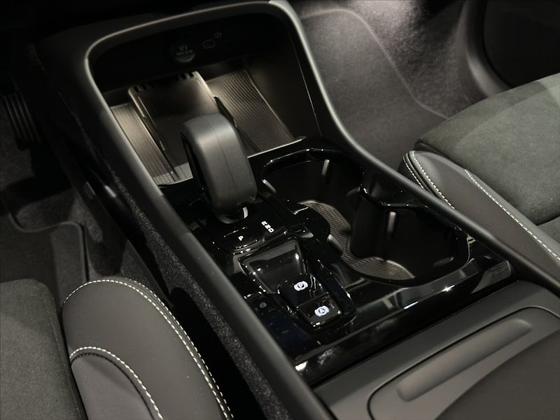 Volvo XC40 (2026) 2,0 B4  Ultra - fotka 31 z 33