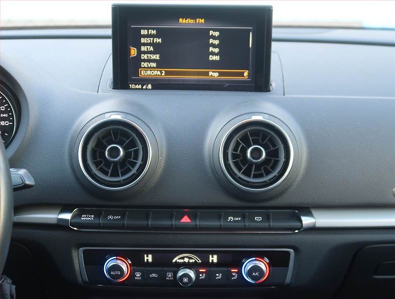 Audi A3 (2019) Attraction 2.0 TDI, 4X4 - fotka 12 z 17