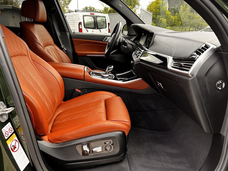 BMW X5 M50i Individual VZDUCH - fotka 13 z 31