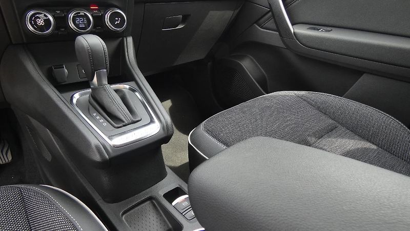 Renault Captur 1,3  TCe 140 Techno EDC - fotka 6 z 22