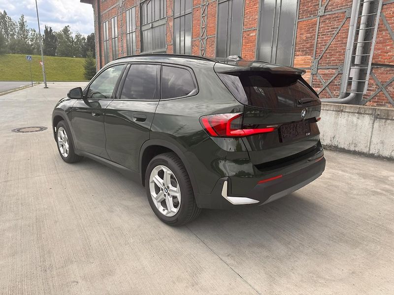 BMW X1 (2024) sDrive20i, panorama - fotka 5 z 35