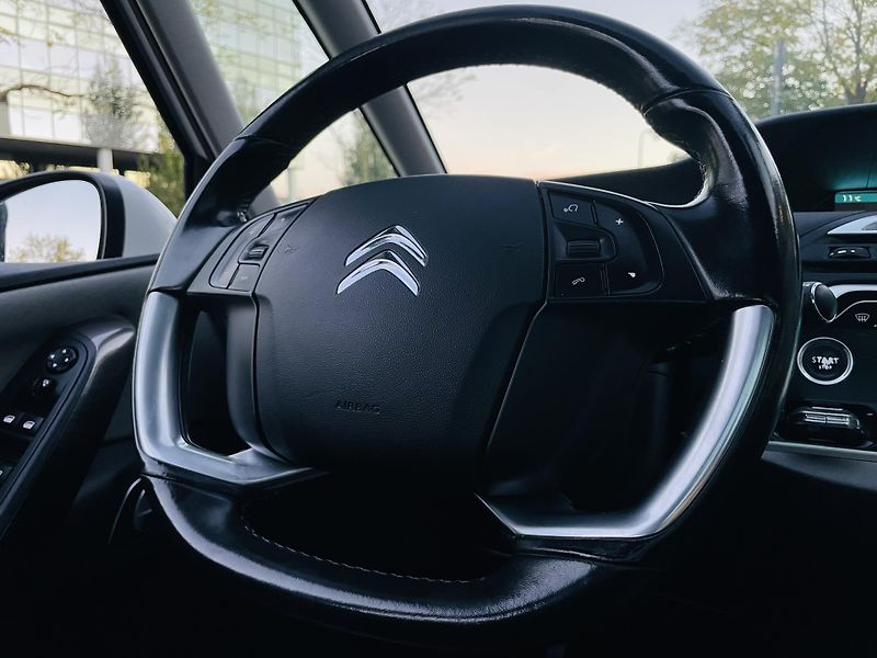 Citroën Grand C4 Picasso 2.0HDi MANUÁL 7MÍST KAMERY 360 - fotka 37 z 52