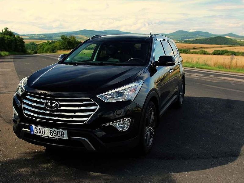 Hyundai Grand Santa Fe.