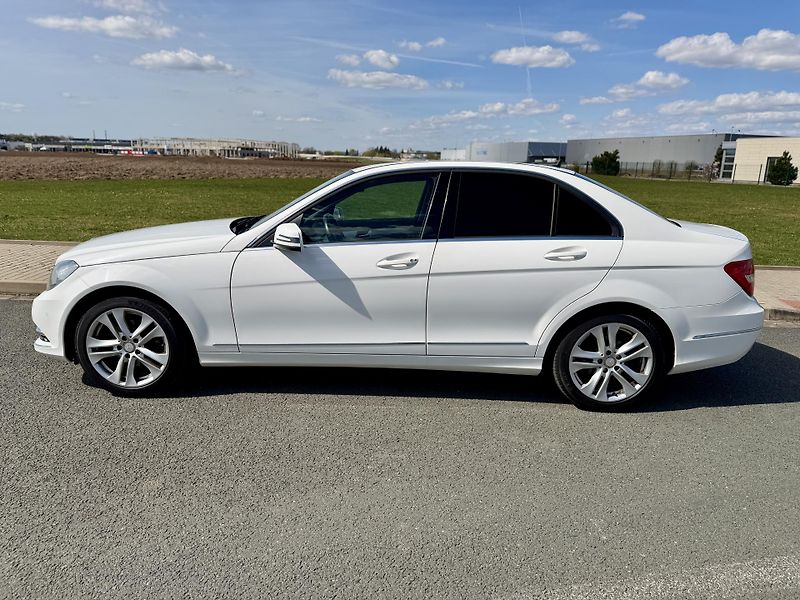 Mercedes-Benz Třídy C 180 CGI NAVIGACE SERVISKA - fotka 2 z 37