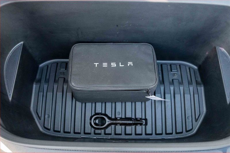 Tesla Model Y (2023) RWD LFP 60kWh, SoH 95% - fotka 21 z 23