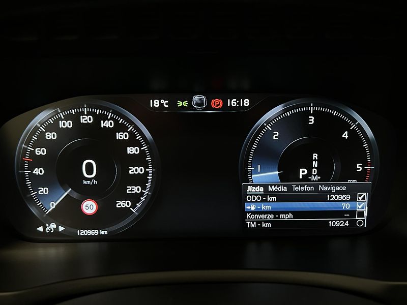 Volvo XC90 B5 AWD R-DESIGN 7 MÍST AUT - fotka 25 z 48