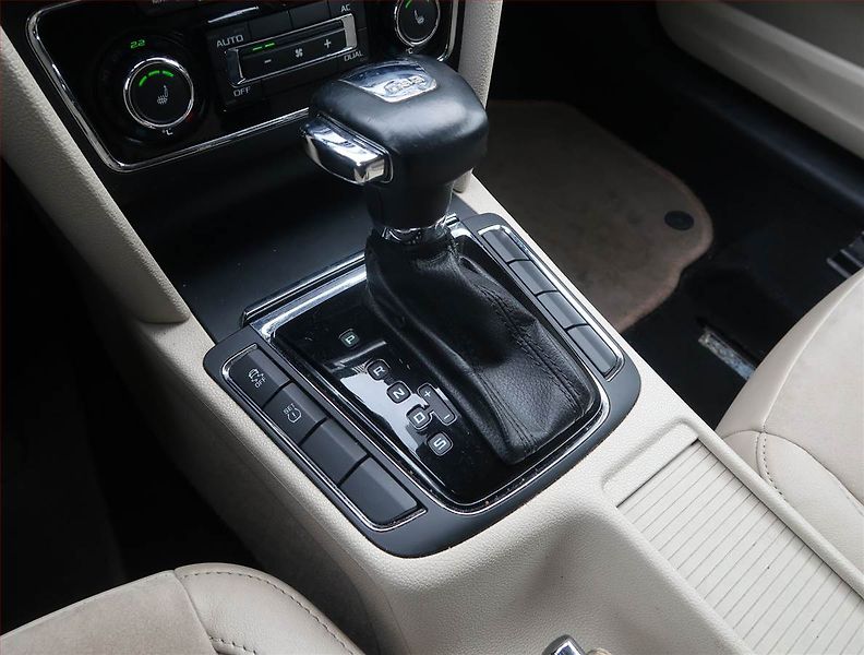 Škoda Superb (2011) 2.0 TDI, Automat, Xenony - fotka 13 z 18