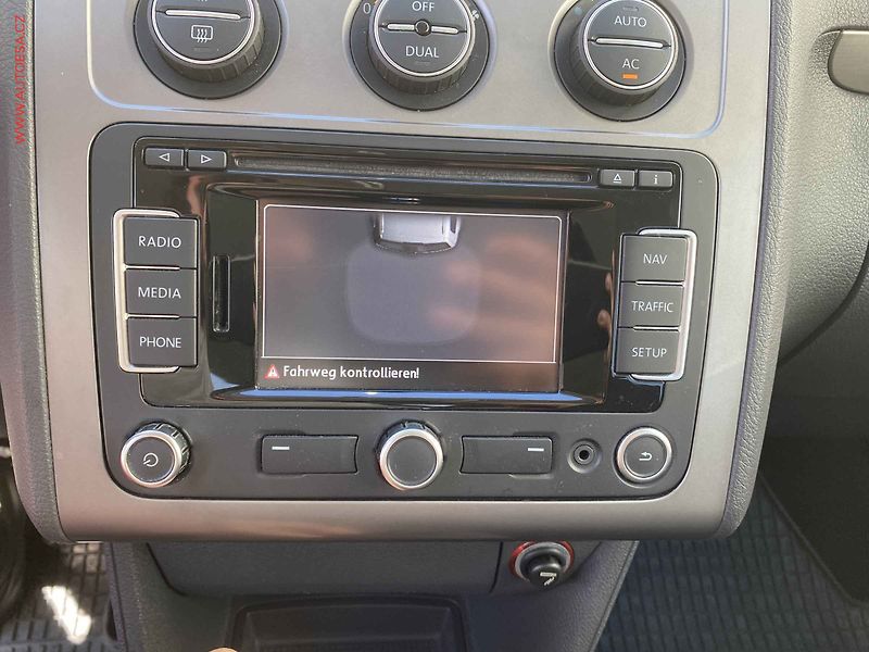 Volkswagen Touran (2010) 1.6i, Freestyle, navi - fotka 17 z 17