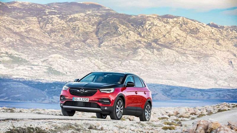 Středně velké SUV kombinuje přeplňovaný zážehový čtyřválec 1,6 se 147 kW (200 koní) se dvěma elektromotory, přičemž každý z nich generuje 80 kW (109 koní).