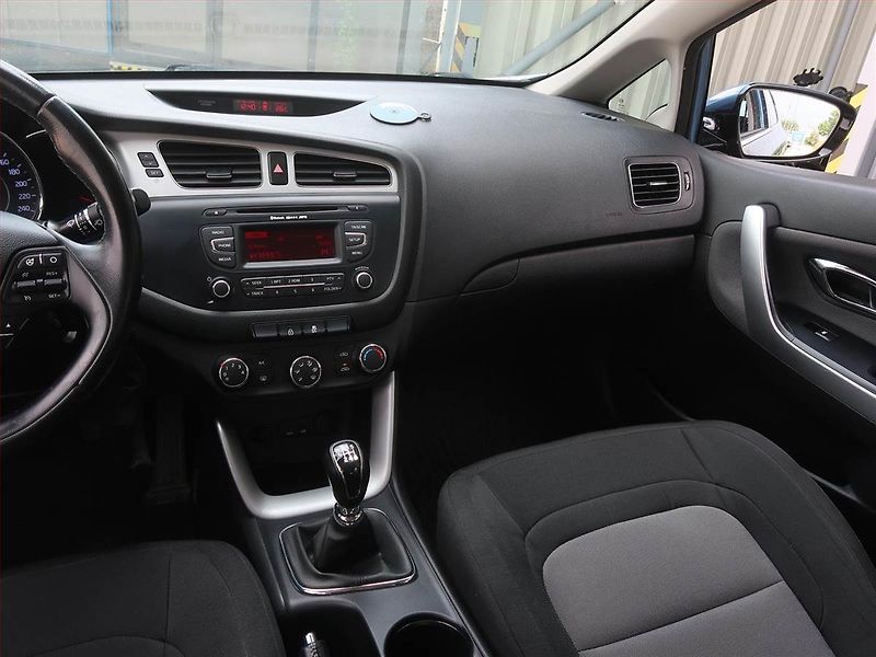 Kia Ceed (2013) Silver 1.6 GDI, Serv.kniha - fotka 8 z 14