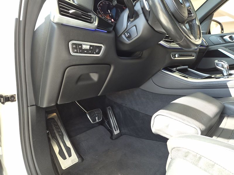 BMW X5 xDrive40i - fotka 13 z 33