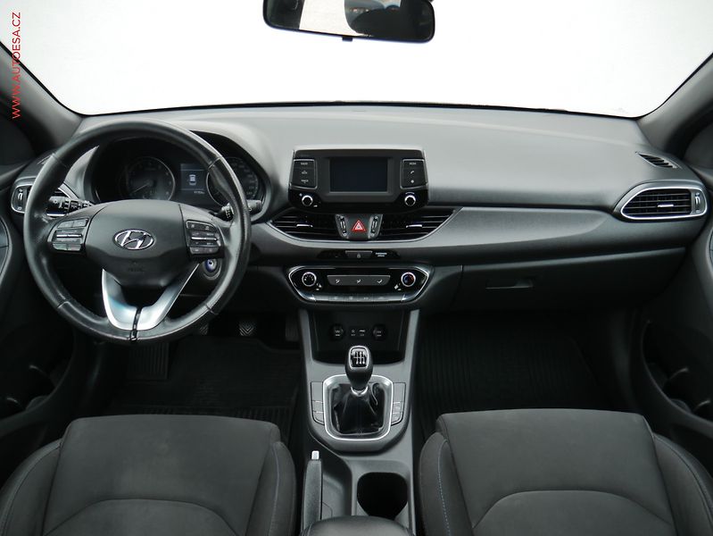Hyundai i30 (2018) 1.4T-GDi, 2.maj,ČR, AC, park - fotka 8 z 21
