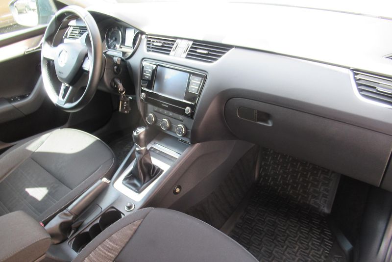 Škoda Octavia 1.8 TSi KLIMA TAŽNÉ 1.MAJ. - fotka 16 z 26