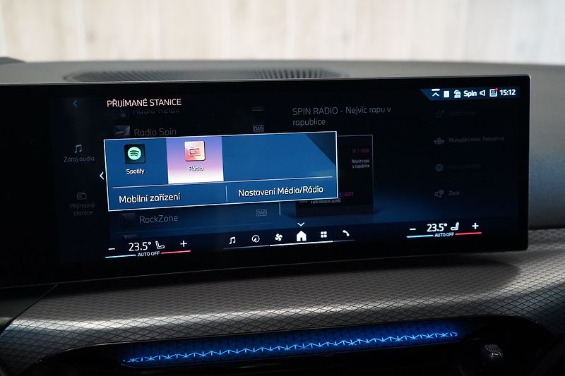 BMW Řada 3 320d xDrive Touring, HUD, ACC - fotka 31 z 43