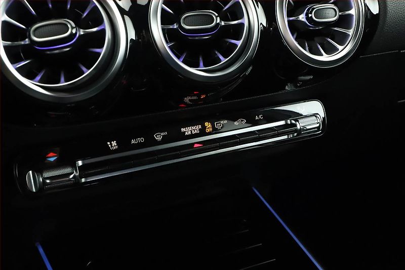 Mercedes-Benz GLA (2025) 200 d, AMG Line, Navigace - fotka 15 z 20