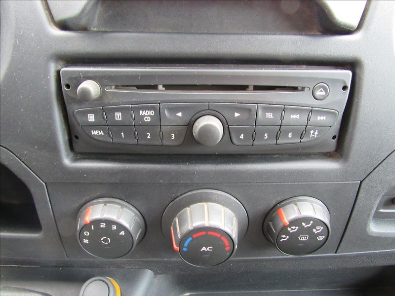Renault Master 2,3 dCi 107kW 7 míst Valník - fotka 19 z 24