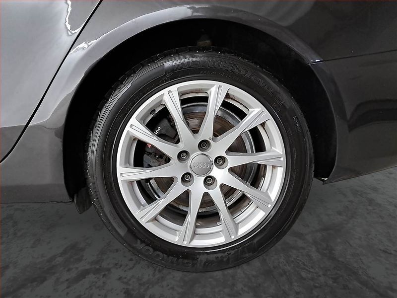 Audi A4 (2011) S-Line 2.0 TDI, Xenony - fotka 15 z 17