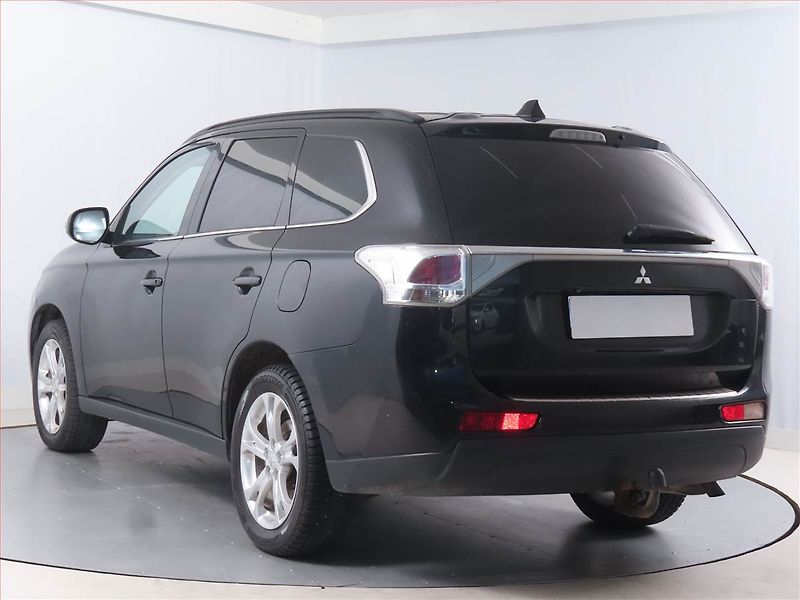 Mitsubishi Outlander (2014) 2.2 DI-D, 4X4, 7 míst, Navi - fotka 4 z 16