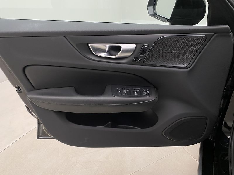 Volvo S60 B5 AWD DARK ULTIMATE AUT CZ - fotka 7 z 50