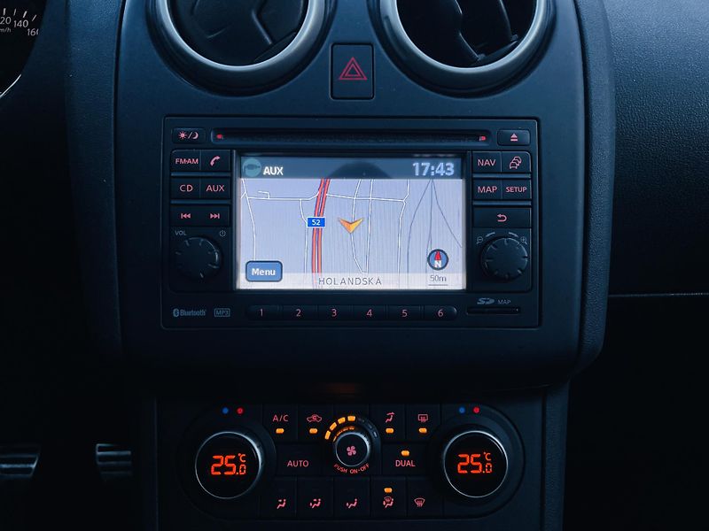 Nissan Qashqai 2.0i +2 MAN 1MAJ TAŽNÉ KAMERA - fotka 38 z 46