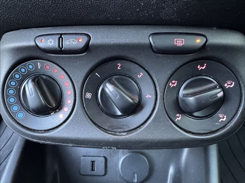 Opel Corsa 1,2 i,51kW,DRIVE,1.maj,původČR - fotka 40 z 50