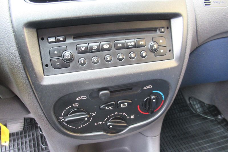 Peugeot 206 1.4 HDi KLIMA TOP STAV! - fotka 13 z 21