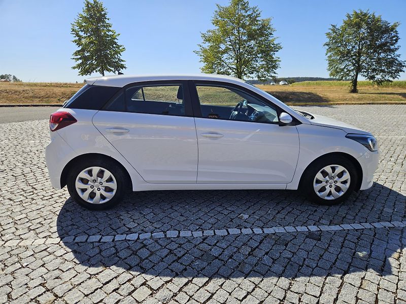 Hyundai i20 (2016) 1.2 NOVÉ ROZVODY A STK - fotka 6 z 23