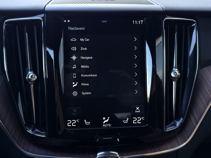 Volvo XC60 T5 AWD // MOMENTUM PRO  - fotka 33 z 49