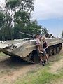 Jiří Ondroušek s rodinou před svým bojovým vozidlem pěchoty BVP-1.