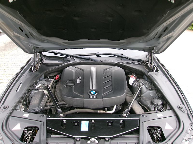 BMW Řada 5 (2010) 520d combi  - fotka 26 z 28
