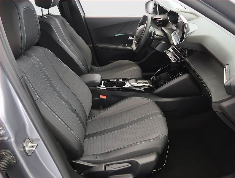 Peugeot 2008 (2022) Allure 1.2 PureTech, Automat - fotka 9 z 25