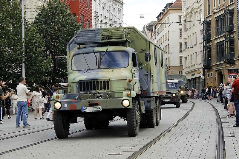 Historická kolona vozidel projela v sobotu odpoledne brněnským náměstím Svobody.