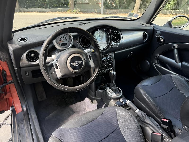 Mini Cooper 1.6i 85kW - fotka 9 z 16