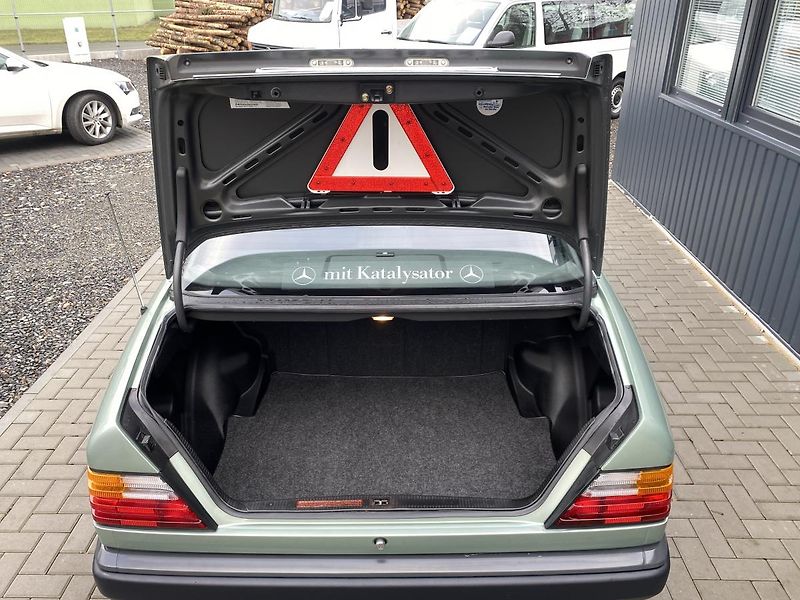 Mercedes-Benz 124 2.0i - 1xMaj - 40 000km - TOP - fotka 29 z 54