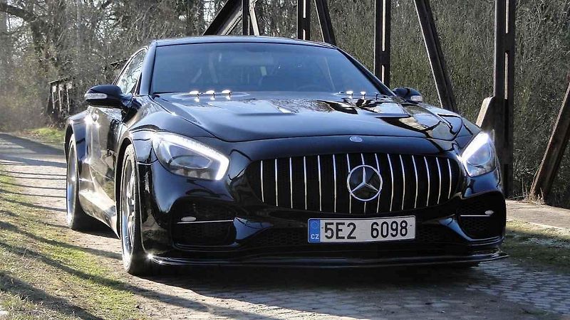 Mercedes-Benz SL 500 s maskou AMG-GT.