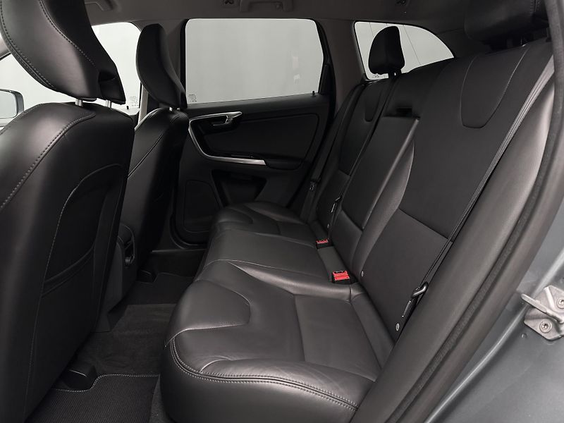 Volvo XC60 D4 AWD SUMMUM AUT - fotka 6 z 46