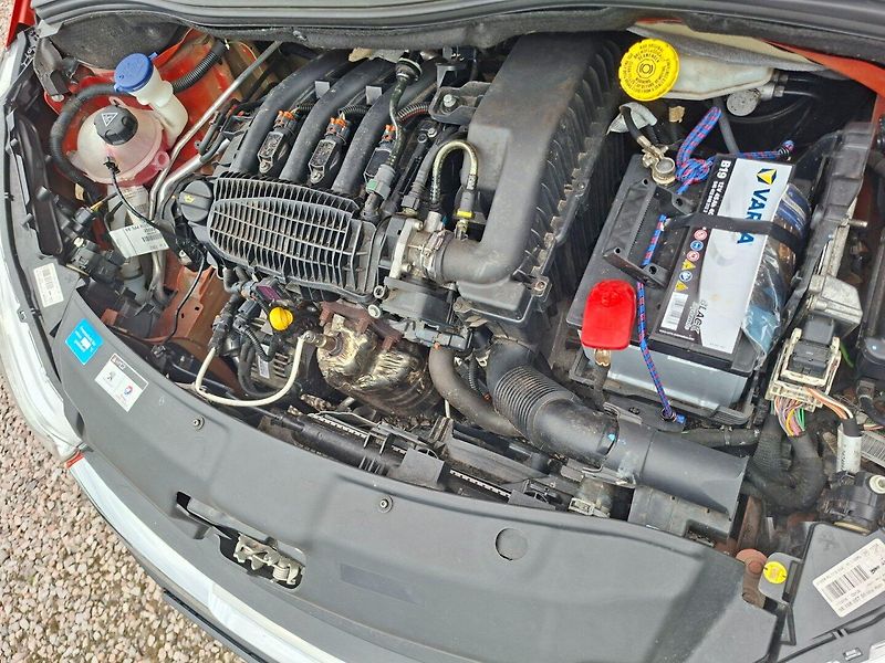 Peugeot 208 (2015) 1.0i 50kW -KLIMA-SENZORY - fotka 31 z 42