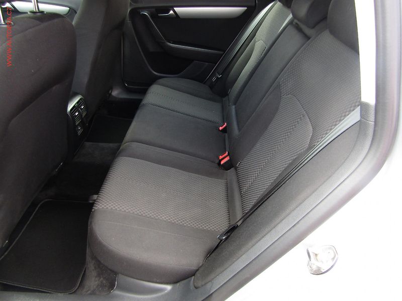Volkswagen Passat (2013) 1.6TDi, AC, výhřev sed - fotka 11 z 18