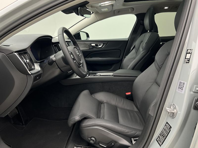 Volvo V60 B4 PLUS DARK AUT 1.maj. - fotka 3 z 47