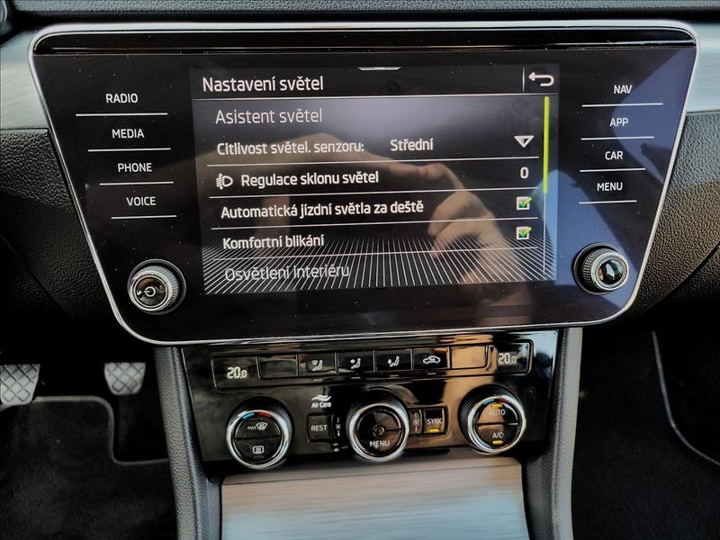 Škoda Superb 1,5 zálohováno - fotka 29 z 50