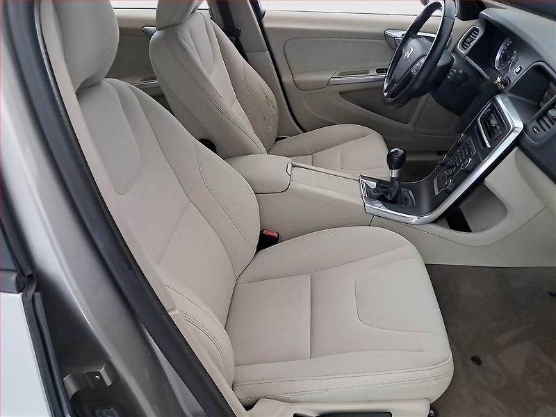 Volvo V60 (2011) D3 2.0, po STK, Tažné - fotka 9 z 16