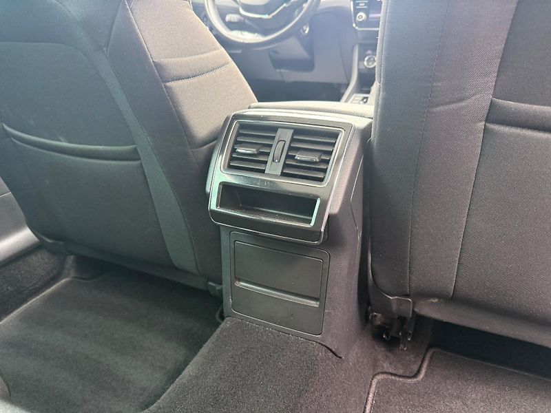Škoda Superb Ambition 2.0 TDI 110kw DSG Com - fotka 21 z 24