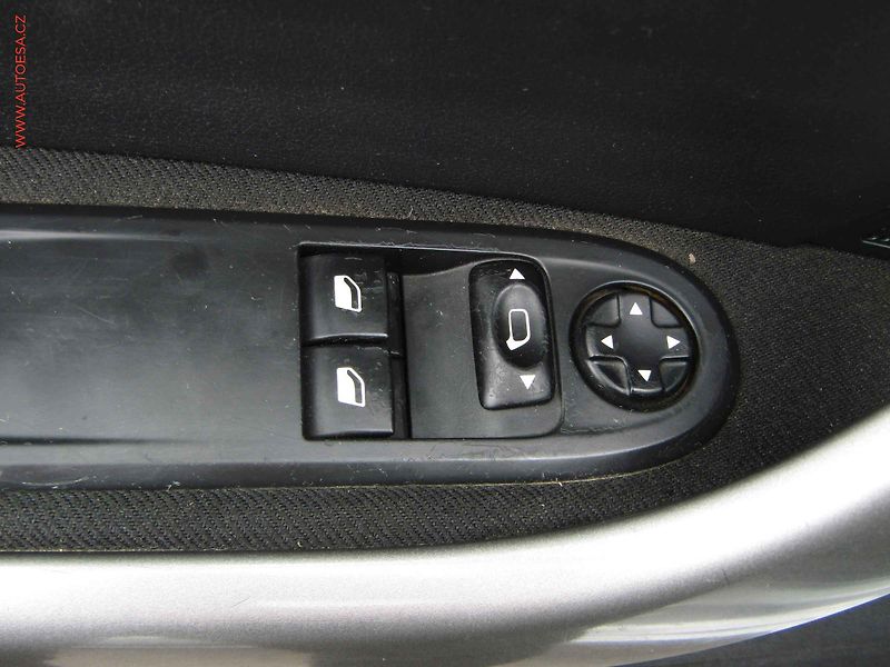 Peugeot 308 (2011) 1.6 i, ČR, AC, temp, tažné - fotka 11 z 16